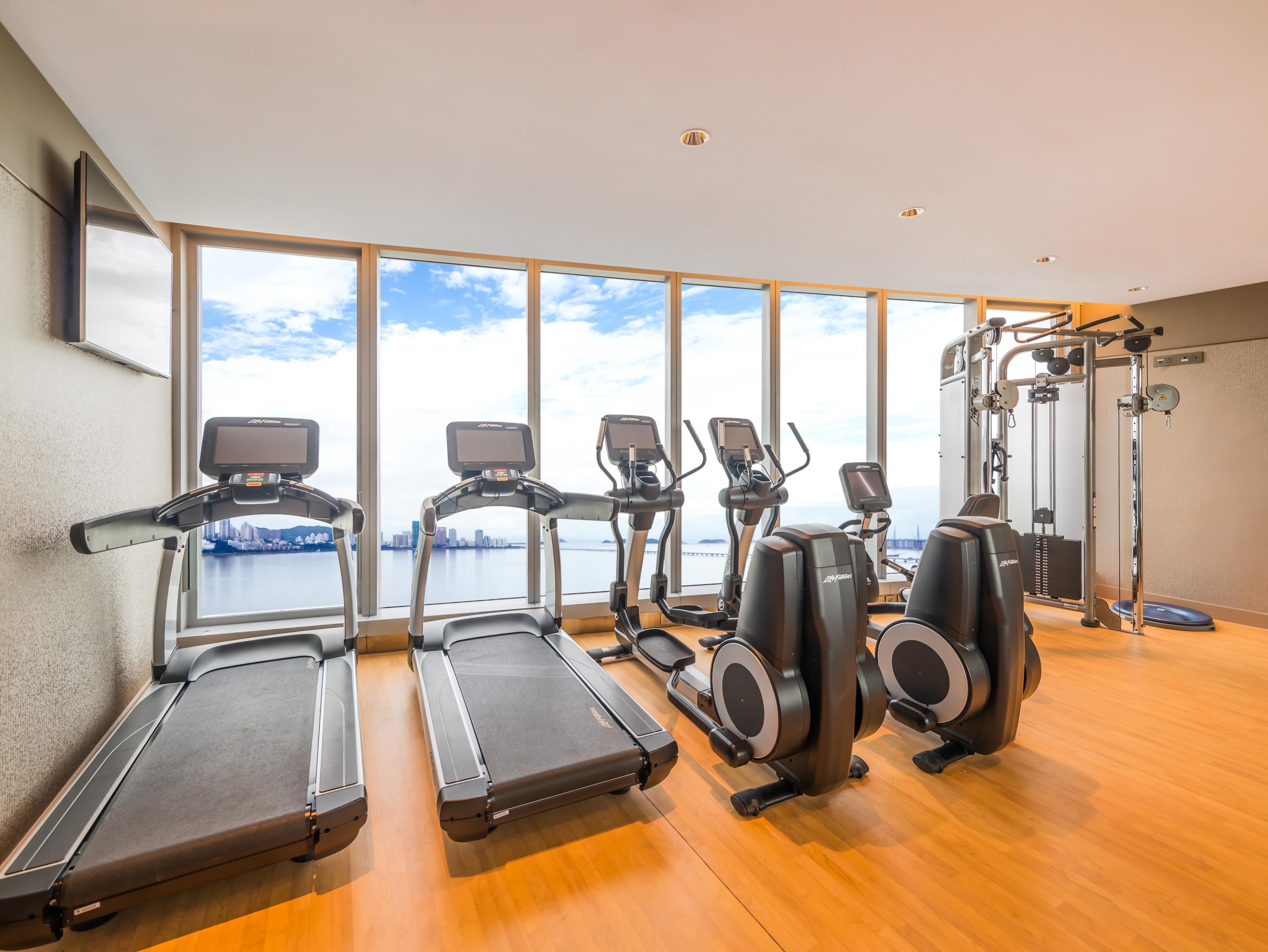 Crowne Plaza Macau By Ihg Exterior foto The gym at the hotel