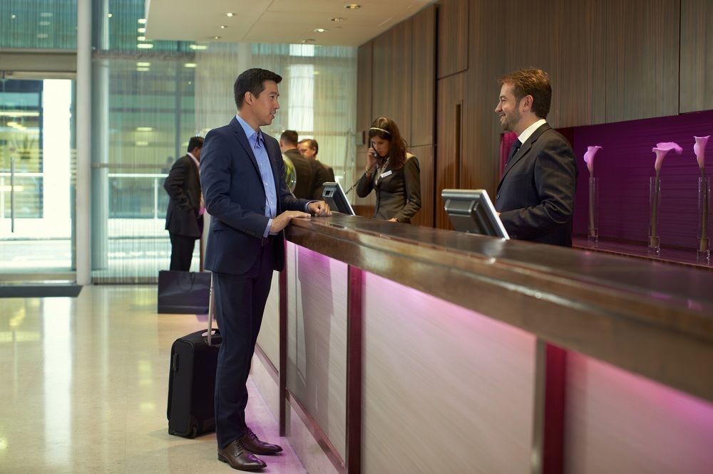 Crowne Plaza Macau By Ihg Exterior foto A hotel receptionist