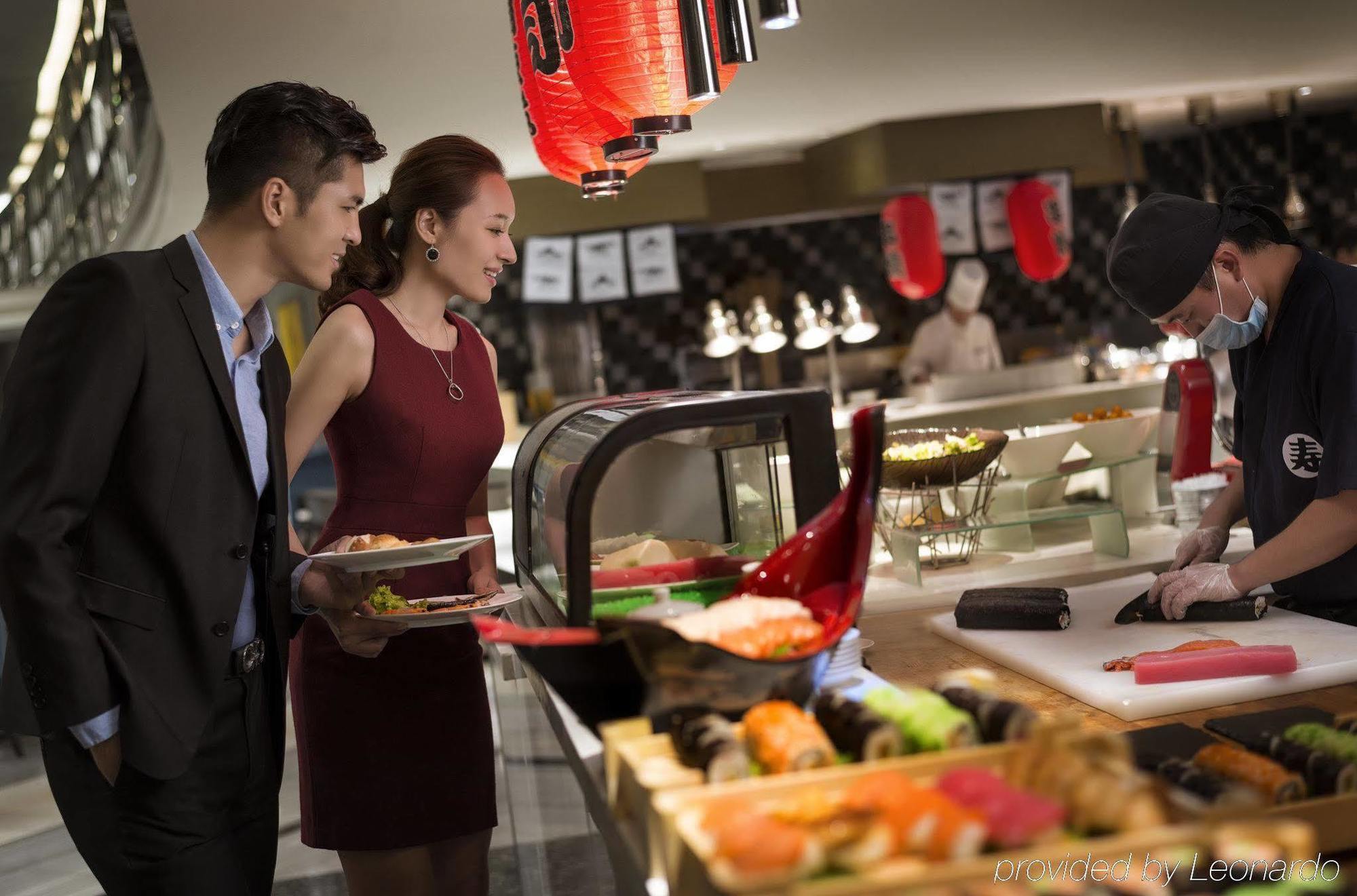 Crowne Plaza Macau By Ihg Exterior foto A restaurant in a hotel