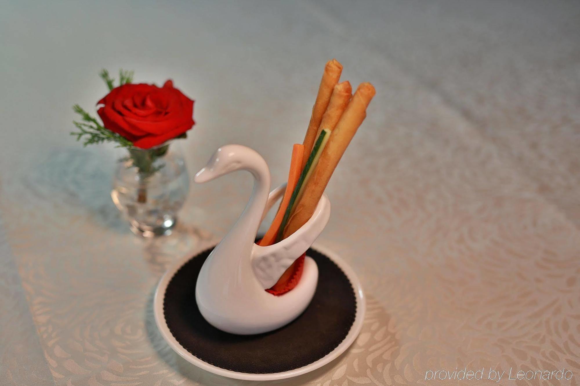 Crowne Plaza Macau By Ihg Exterior foto A swan-shaped chopstick holder